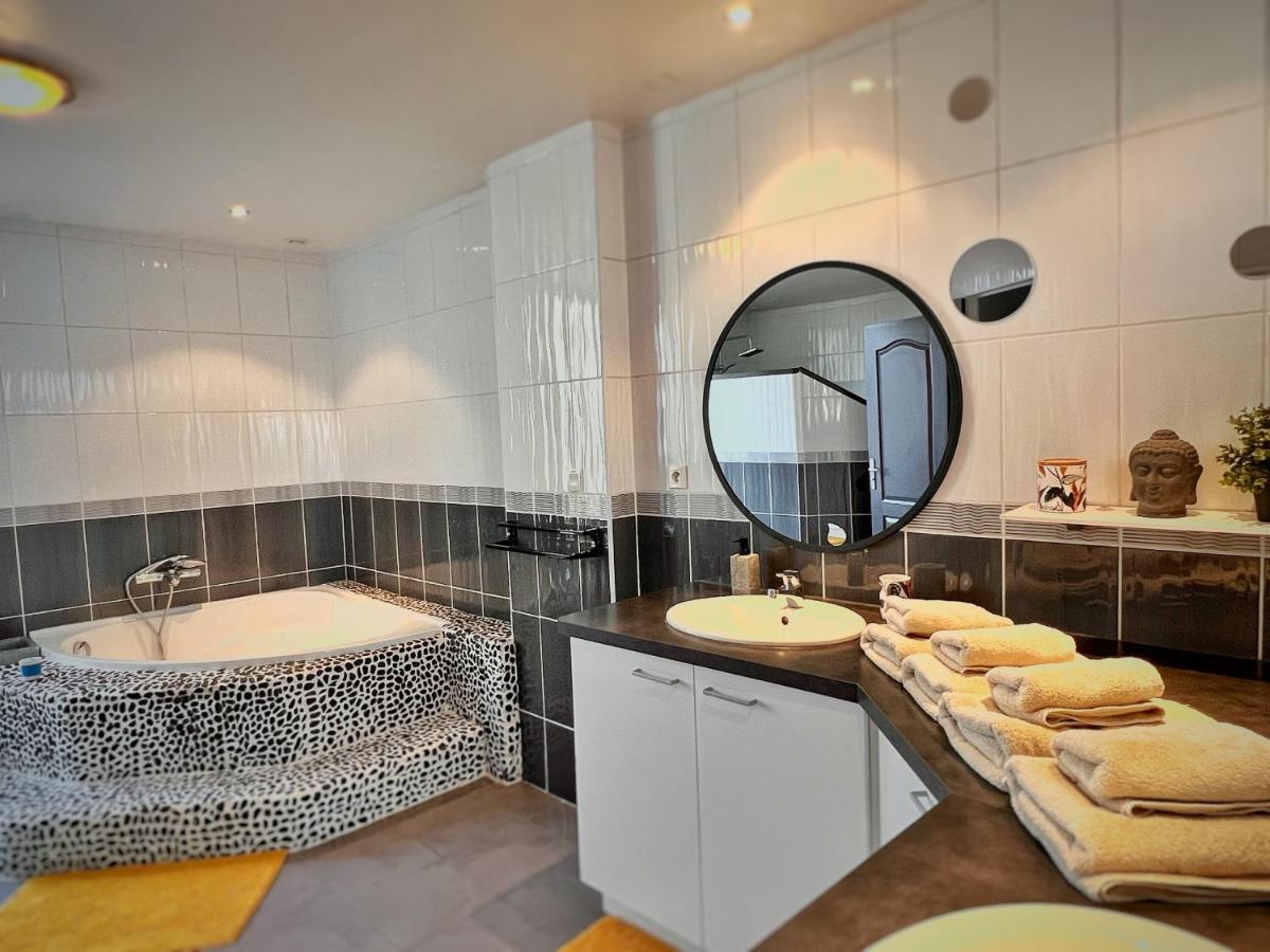 סן-קלוד Maison Lamartine - Plein Centre-Ville Avec Garage & Jeux מראה חיצוני תמונה